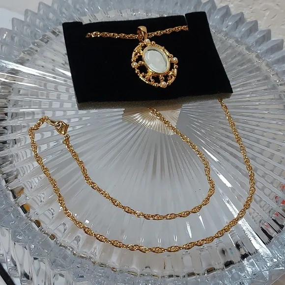 Avon Cameo Style Pendant and Chain 1997 - Picture 4 of 9
